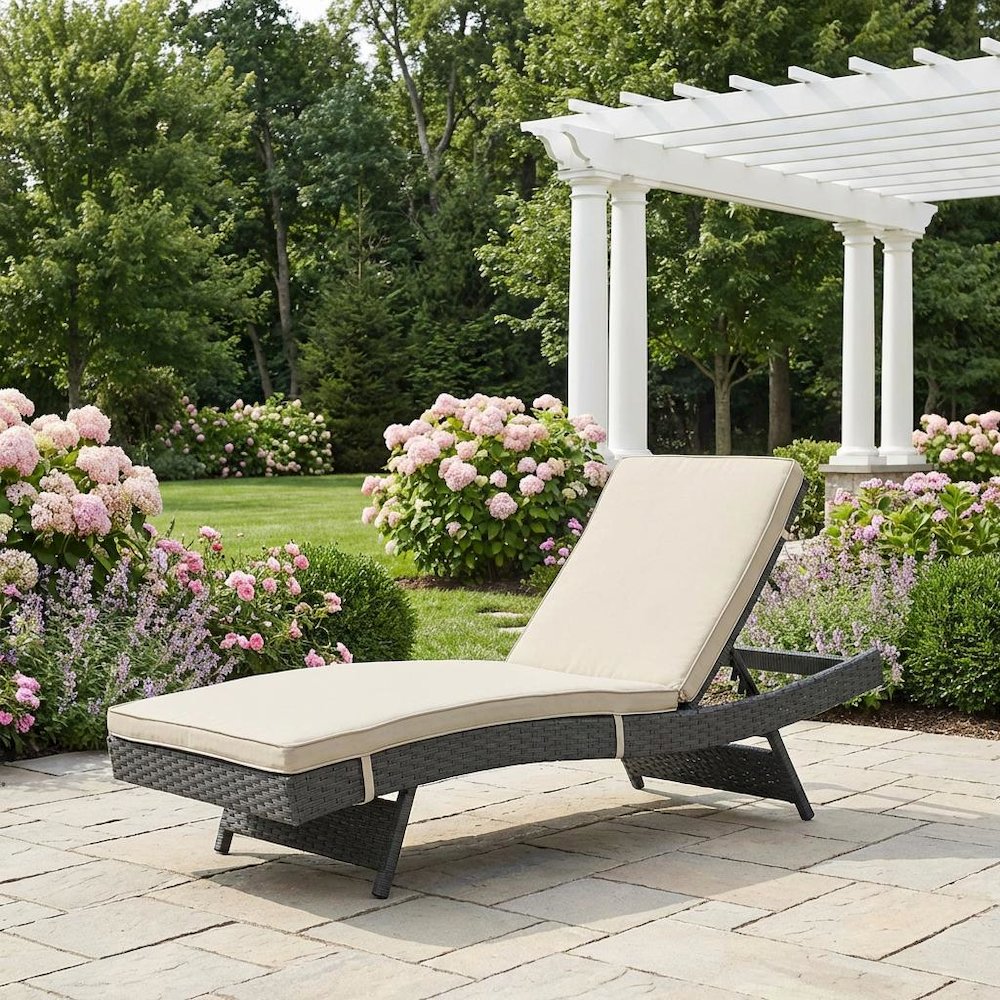 Outdoor Patio Lounge Chair With Cushioned Seat And Weather-Resistant Design