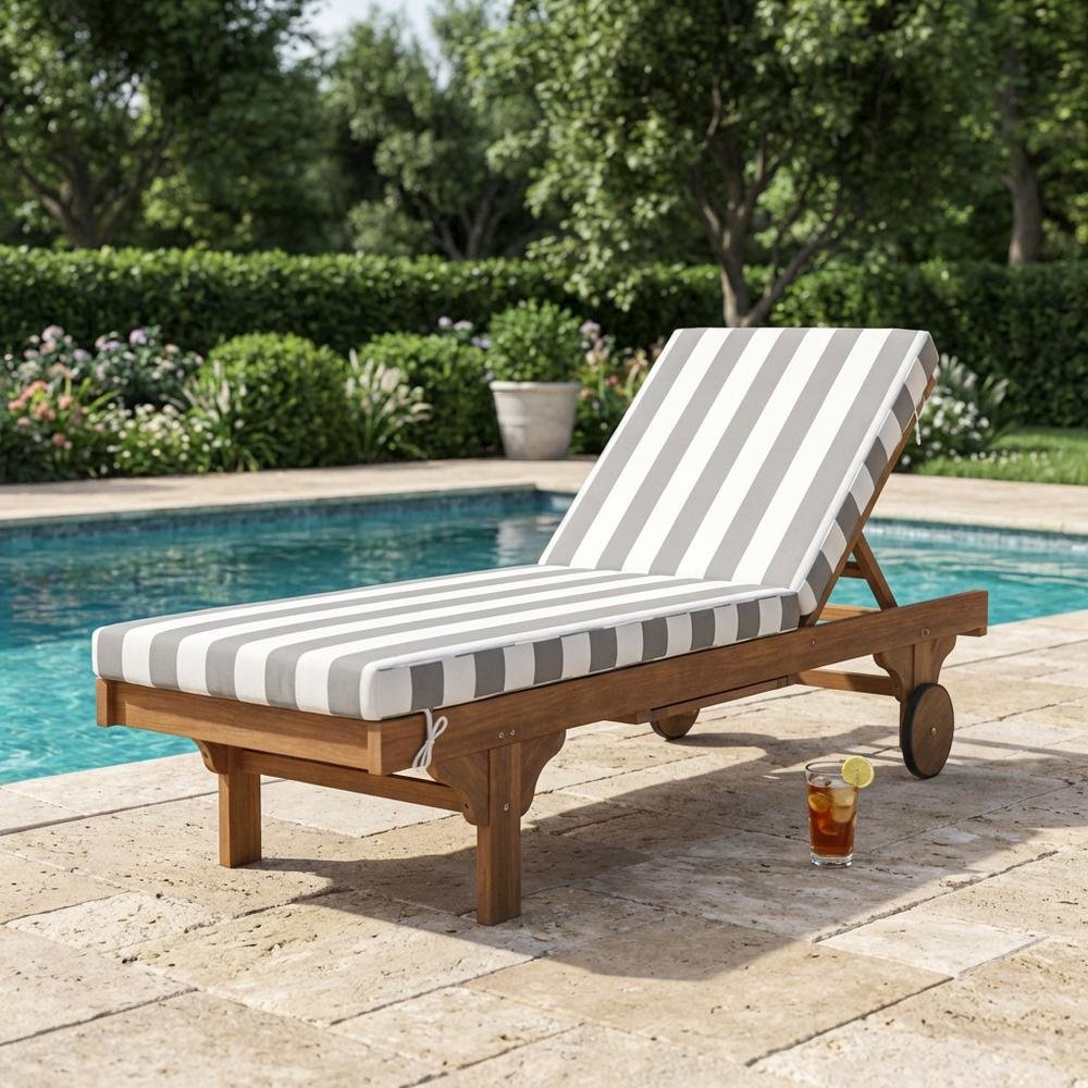 Outdoor lounge chair with side table in eucalyptus wood and foam padding