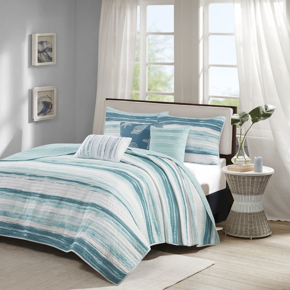 6 Piece Printed Quilt Set with Throw Pillows