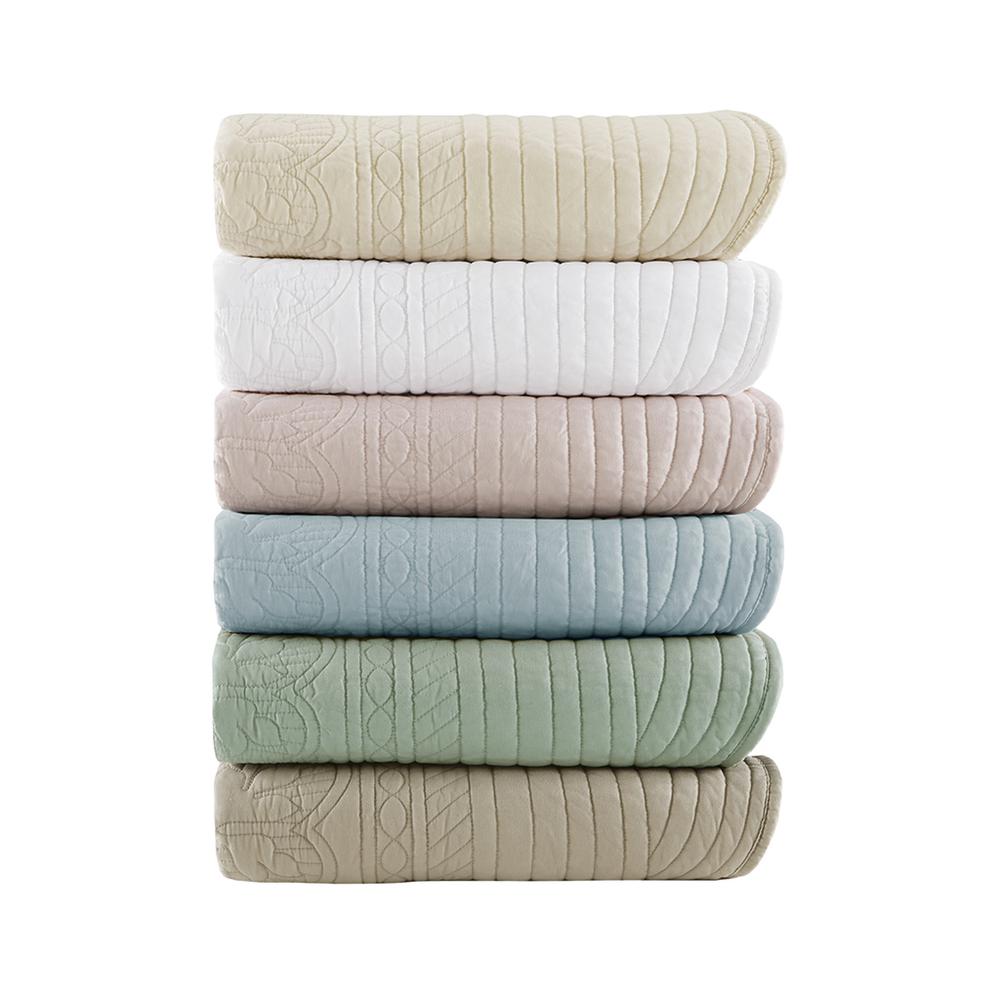 Oversized Quilted Throw with Scalloped Edges