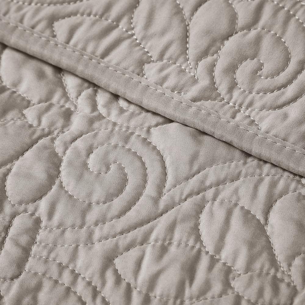 Quebec Oversized Quilted Throw, Khaki color