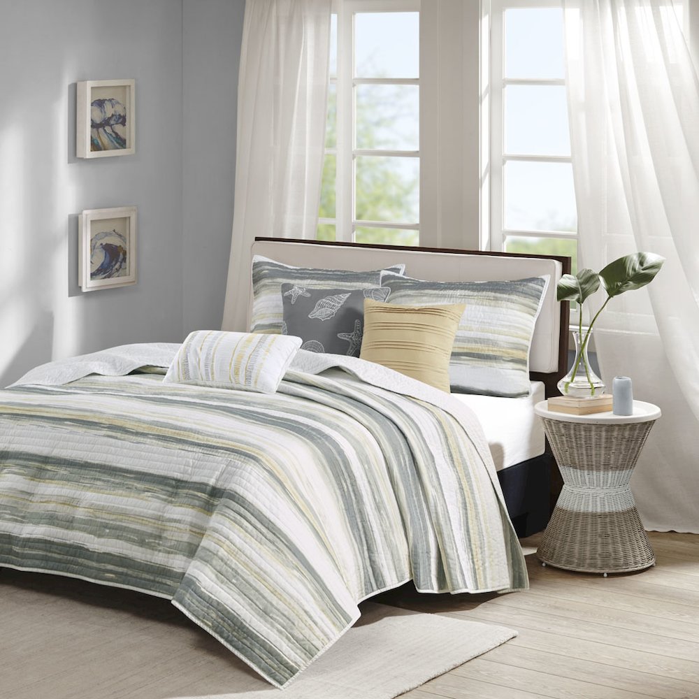 6 Piece Printed Quilt Set with Throw Pillows