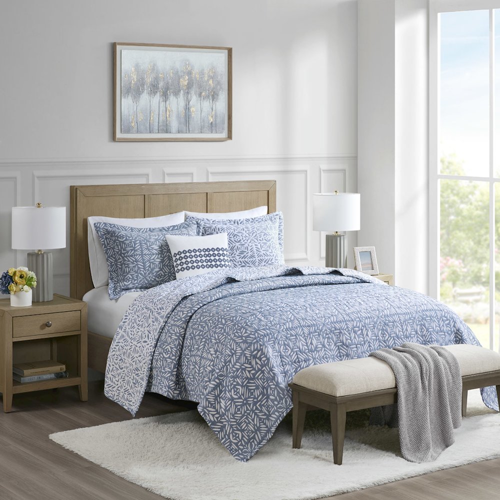 4 Piece Oversized Reversible Matelasse Quilt Set with Throw Pillow