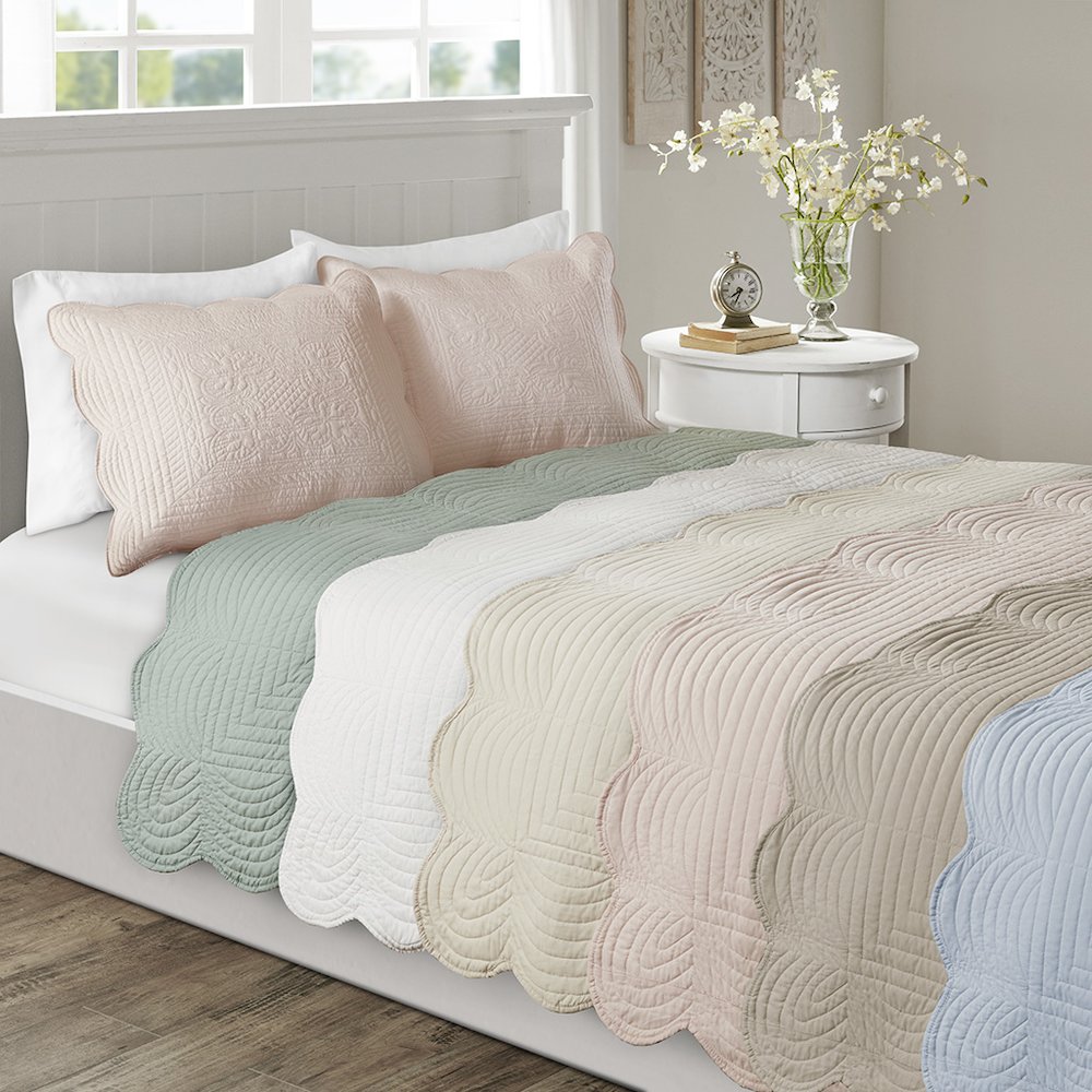 3 Piece Reversible Scalloped Edge Quilt Set