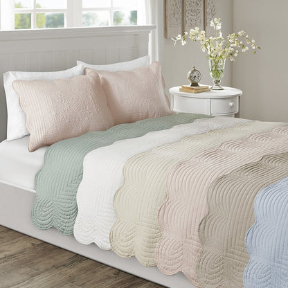 3 Piece Reversible Scalloped Edge Quilt Set