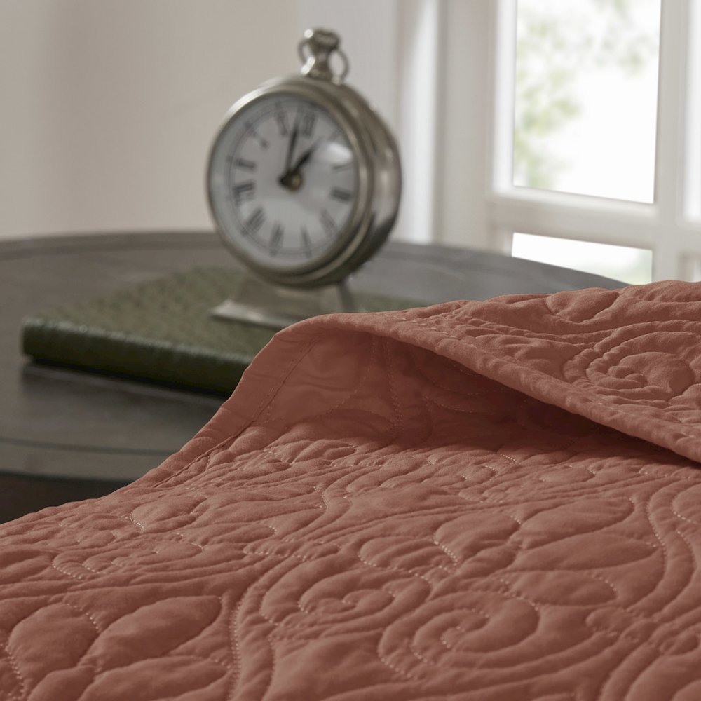 Quebec 3 Piece Reversible Bedspread Set, Clay Red color