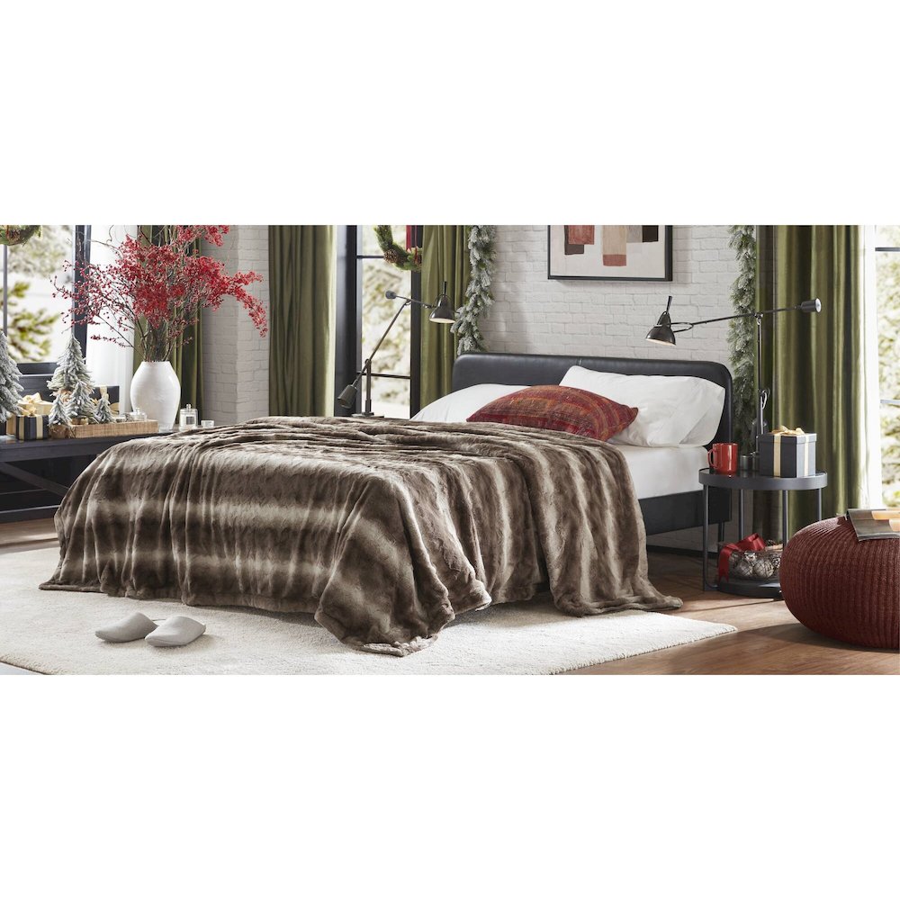 Zuri Faux Fur Blanket, Brown color