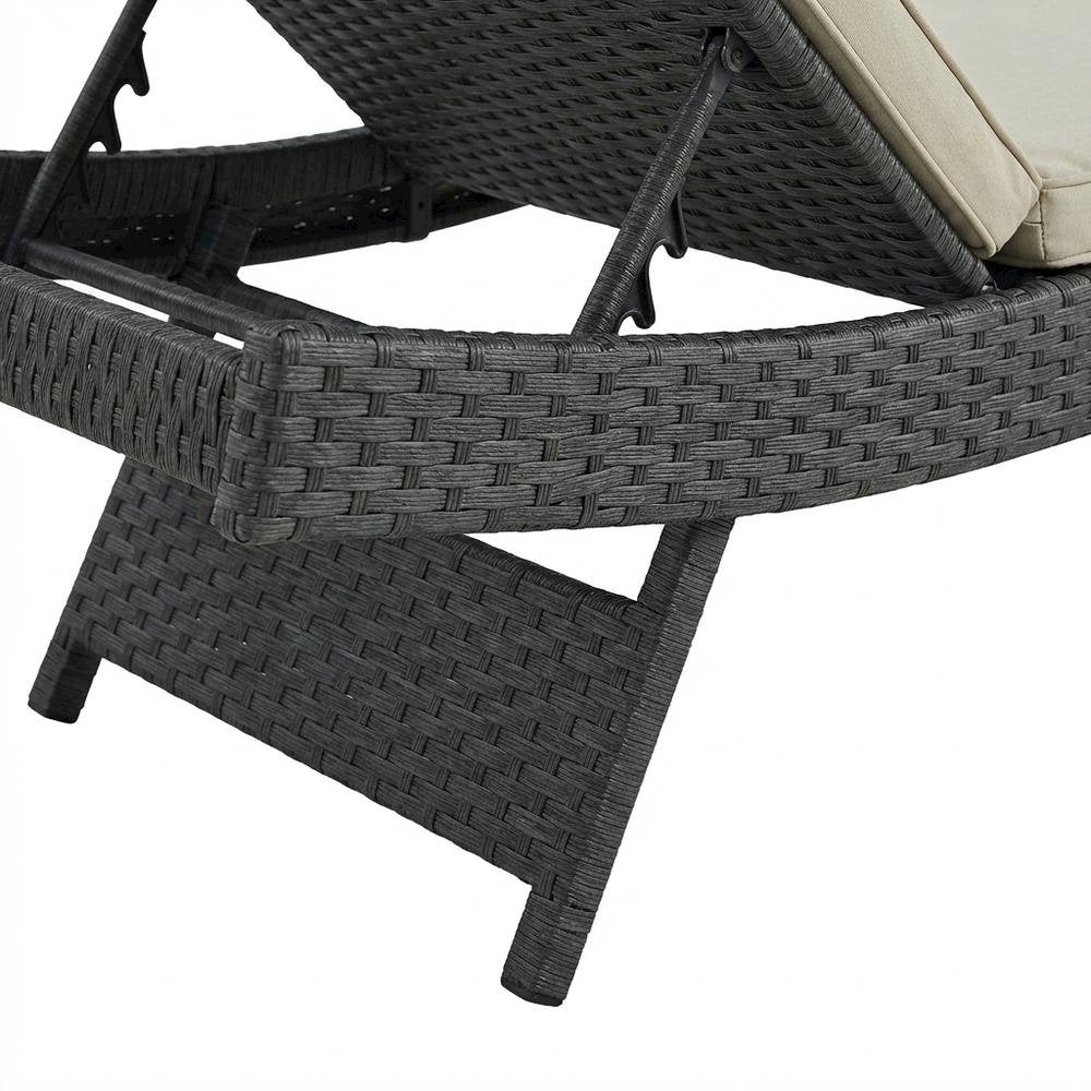 Outdoor Patio Lounge Chair With Cushioned Seat And Weather-Resistant Design