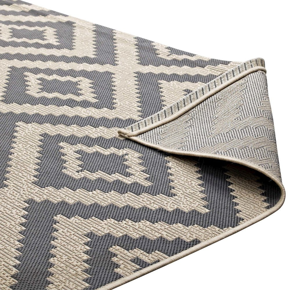 Jagged Geometric Diamond Trellis Indoor and Outdoor 8x10 Area Rug