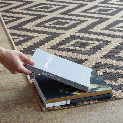 Jagged Geometric Diamond Trellis Indoor and Outdoor 8x10 Area Rug