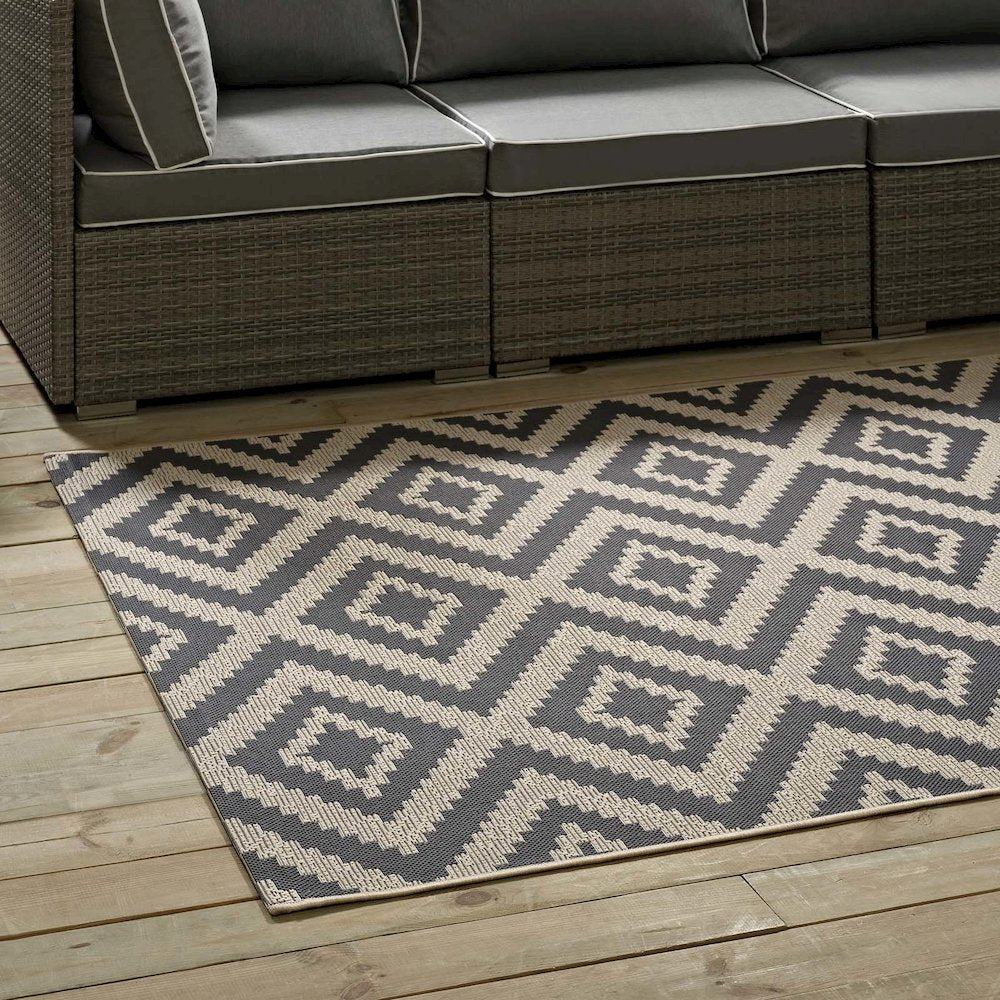 Jagged Geometric Diamond Trellis Indoor and Outdoor 8x10 Area Rug