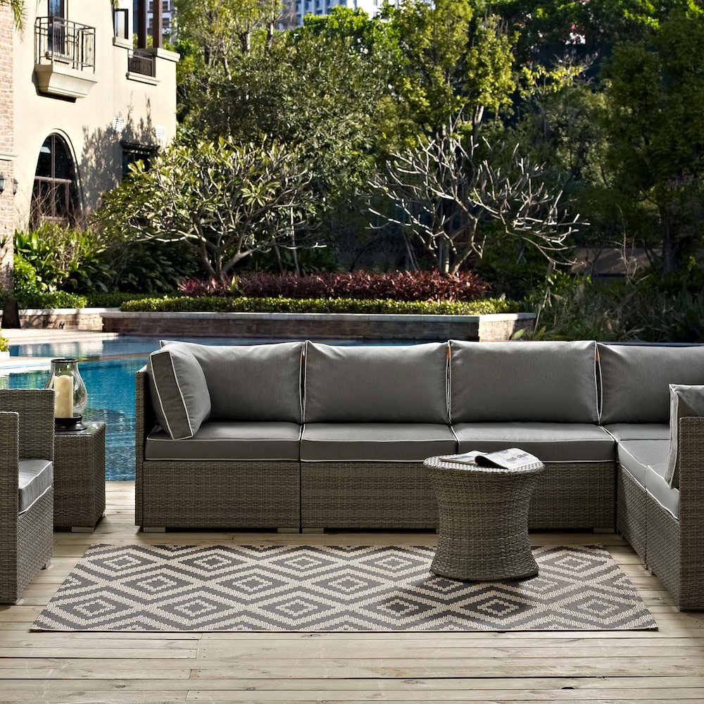 Jagged Geometric Diamond Trellis Indoor and Outdoor 8x10 Area Rug
