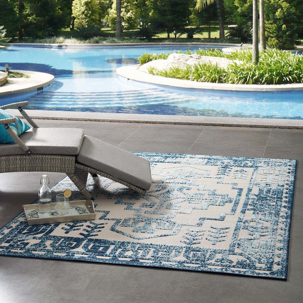Nyssa Distressed Geometric Southwestern Aztec 5x8 Indoor/Outdoor Area Rug