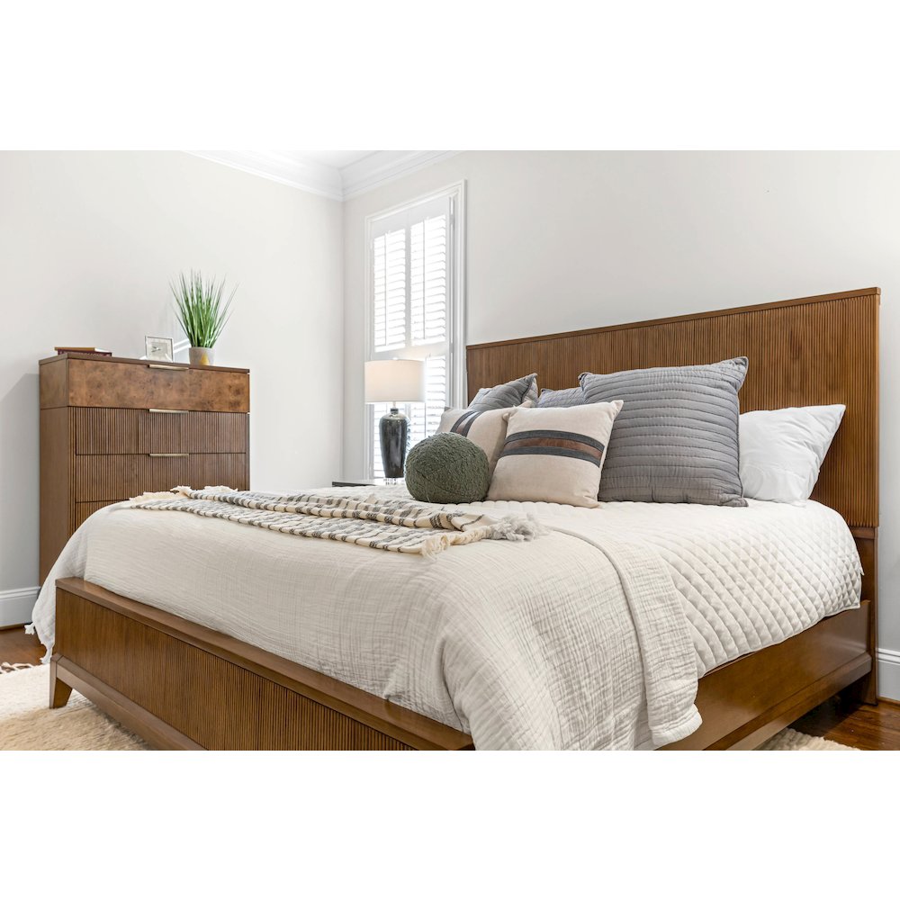 Manhattan Valley - Bed - Queen - Vintage Chestnut Finish