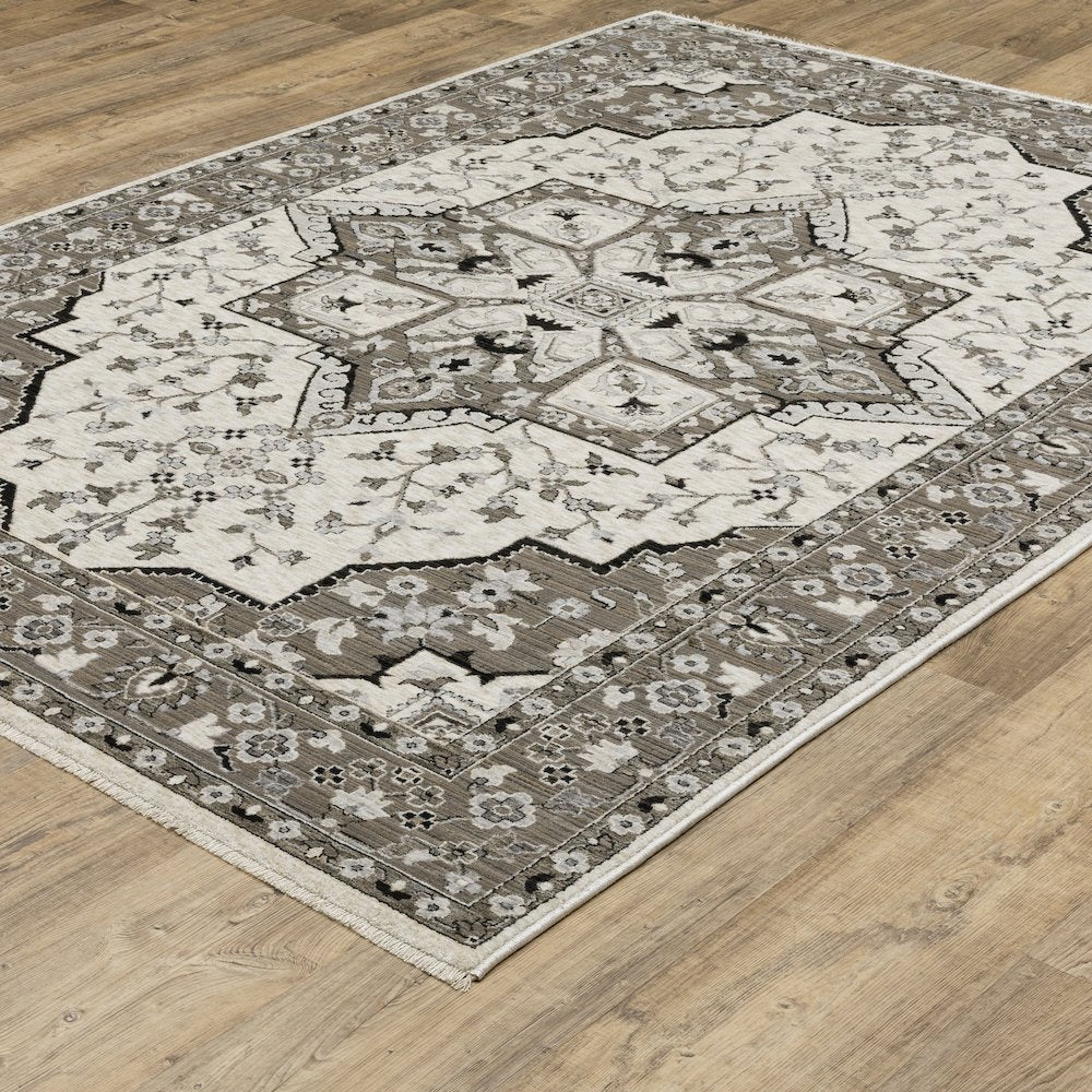 Chamberlain CH09A Ivory/ Grey Indoor Area Rug - 6'7" x 9'6"