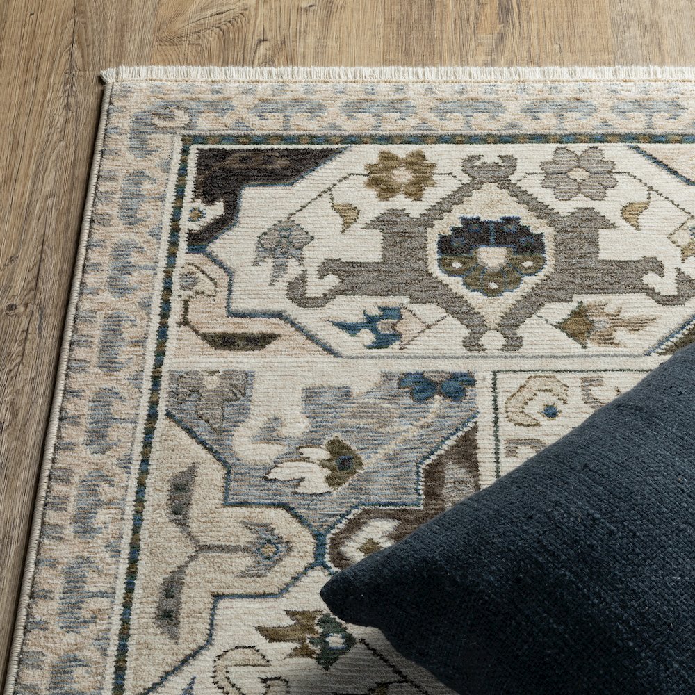 Hastings HA04U Ivory/ Blue Indoor Area Rug - 6'7" x 9'6"
