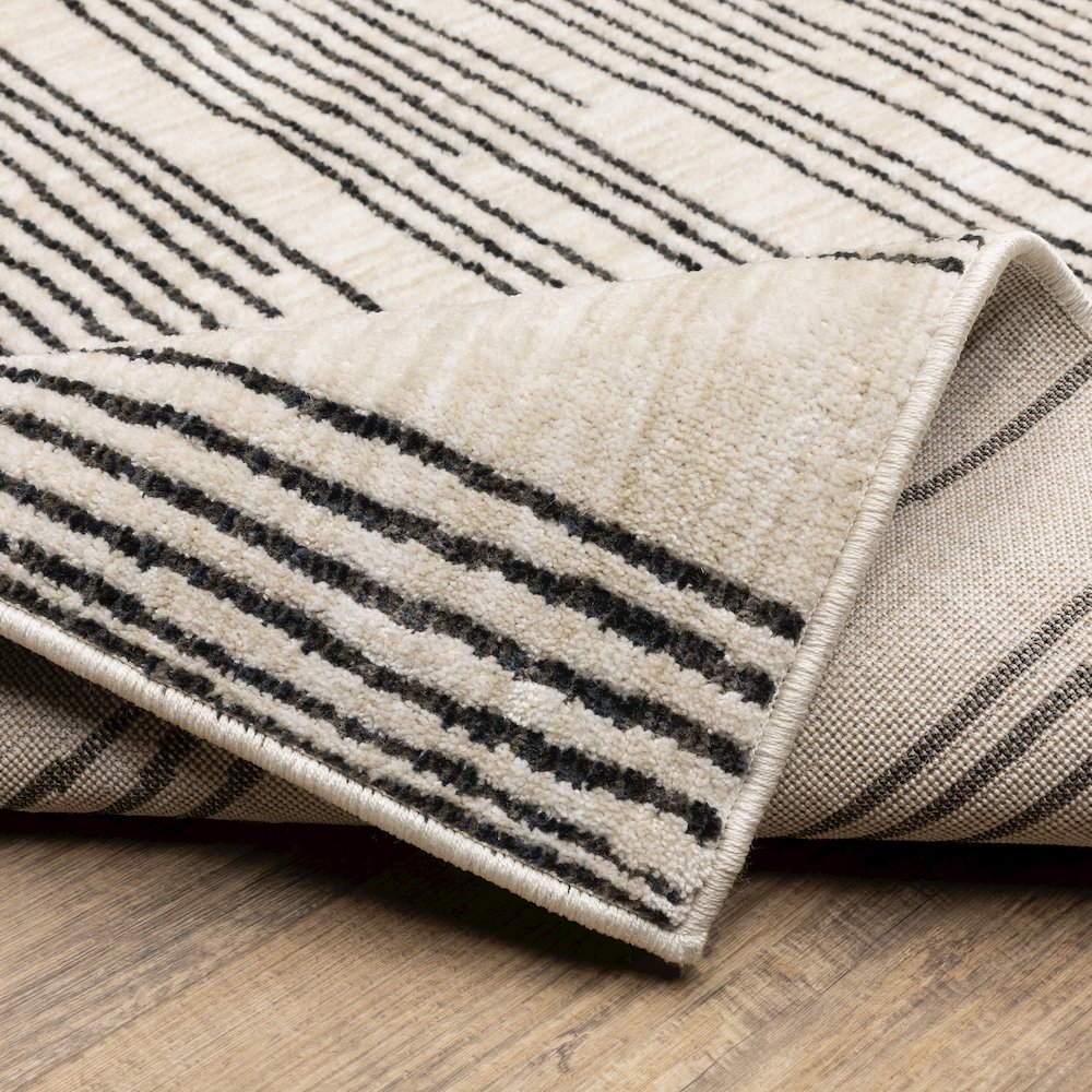 Hunter HNT04 Black/ Beige Indoor Area Rug - 5'3" x 7'6"