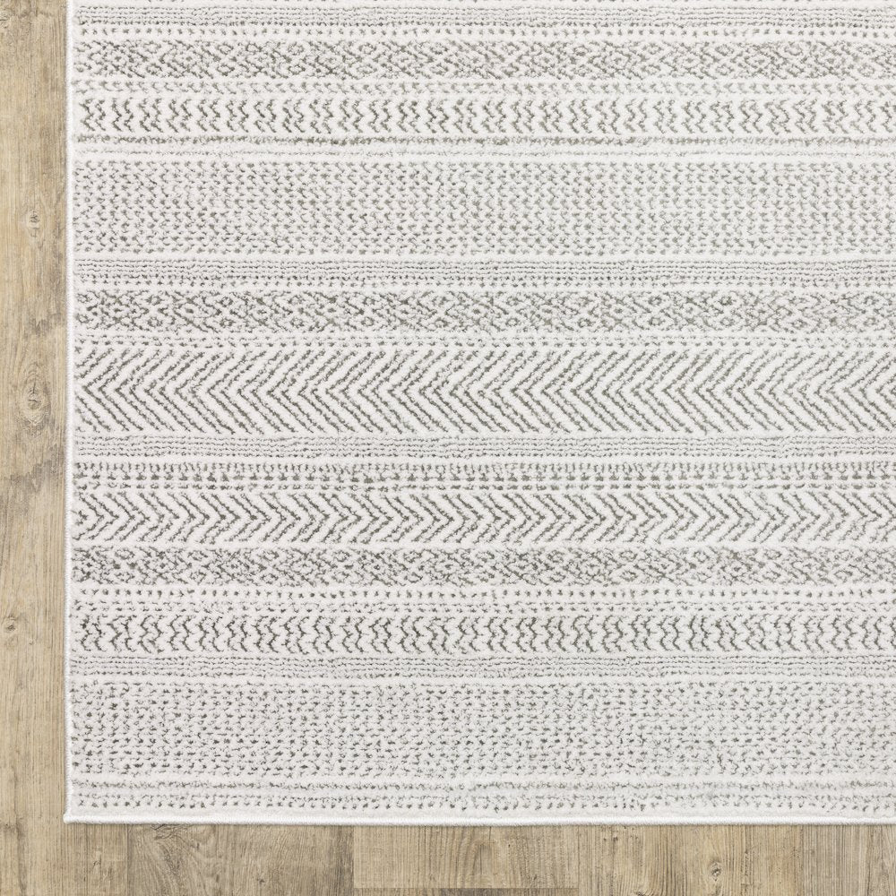 Montecito 4929E White/ Grey Indoor Area Rug - 7'10" x 10'10"