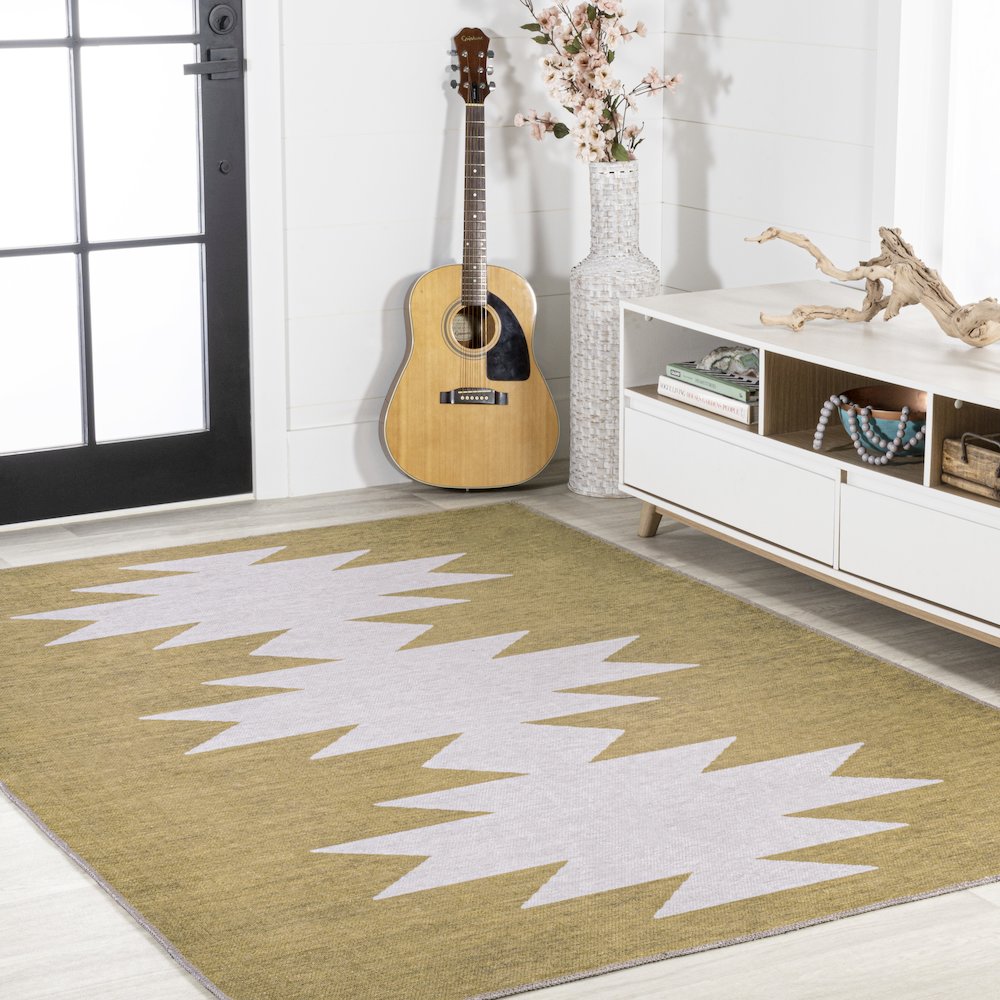 Chayton Minimalist Geometric Machine Washable Area Rug
