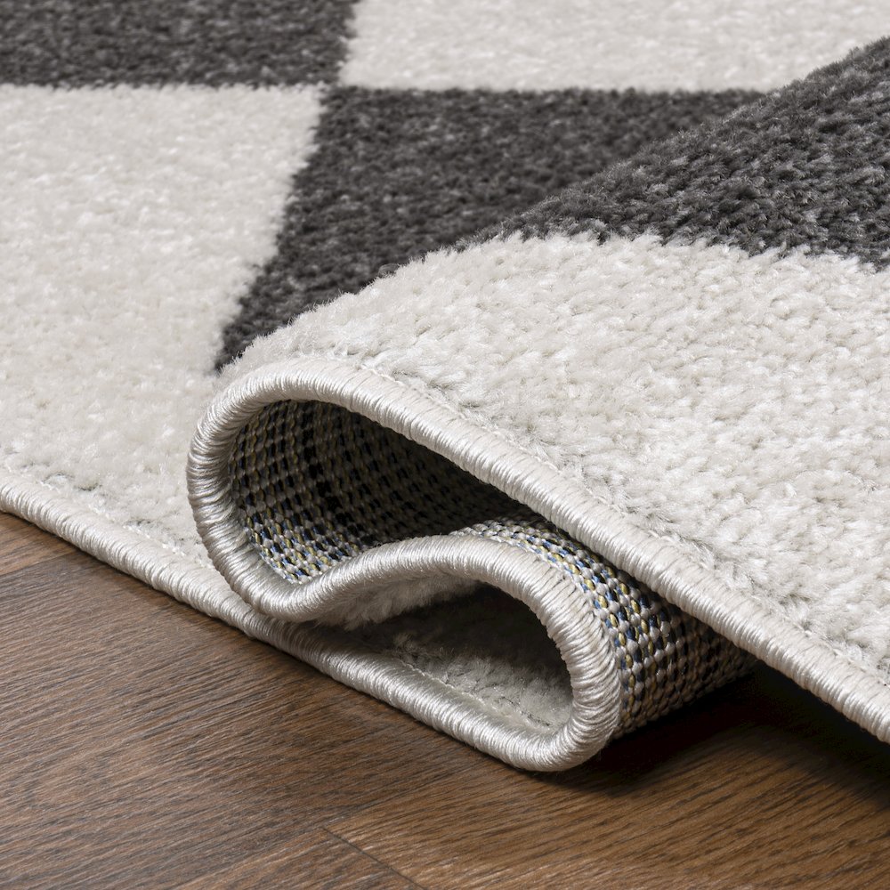 Draper Classic Geometric Diamond Pattern Area Rug