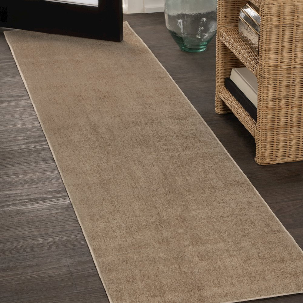 Twyla Classic Solid Low-Pile Machine-Washable Runner Rug