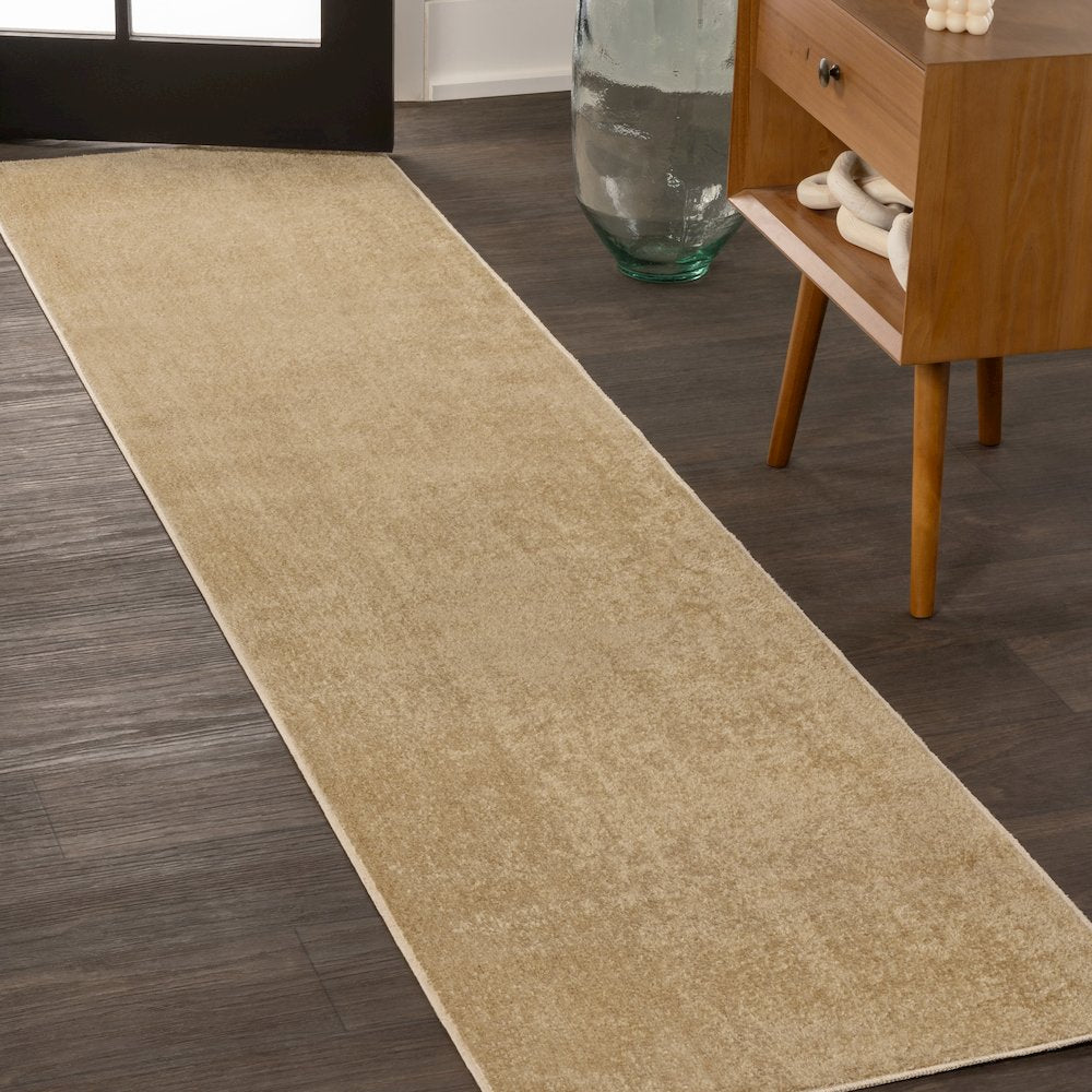 Twyla Classic Solid Low-Pile Machine-Washable Runner Rug