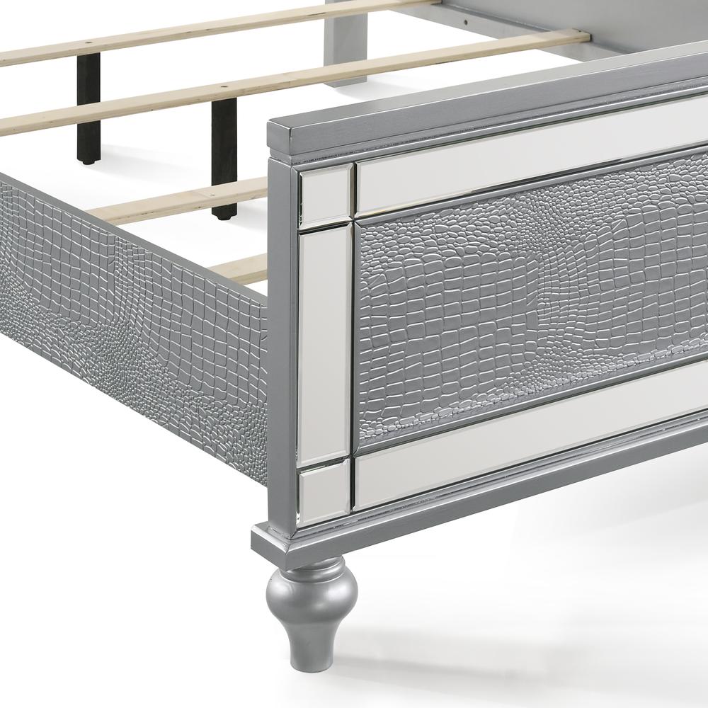 Furniture Contemporary Solid Wood 4/6 Full Bed in Silver
