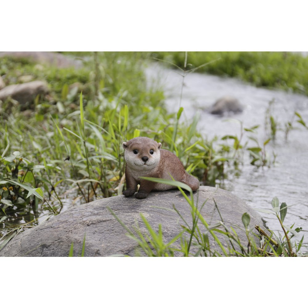 Otter Leaning Forward Statue