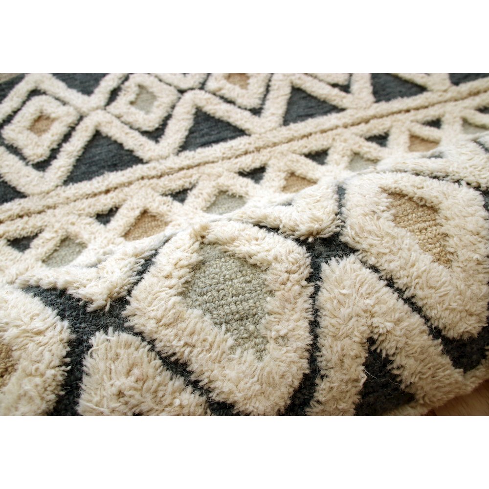 Tufted Geometric Diamonds and Stripes Round Rug