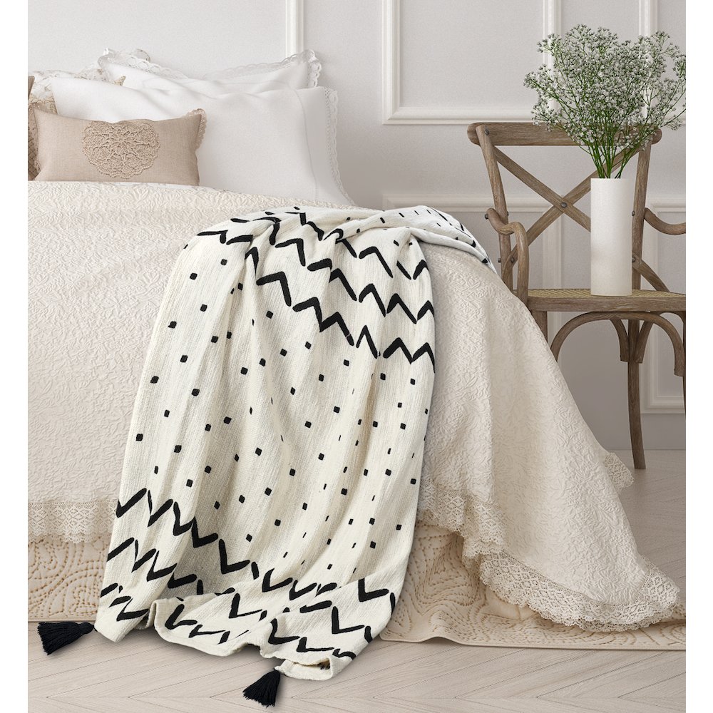 Avant-Garde Black/White Chevron/Dot Hand-Woven All-Natural Cotton Throw Blanket