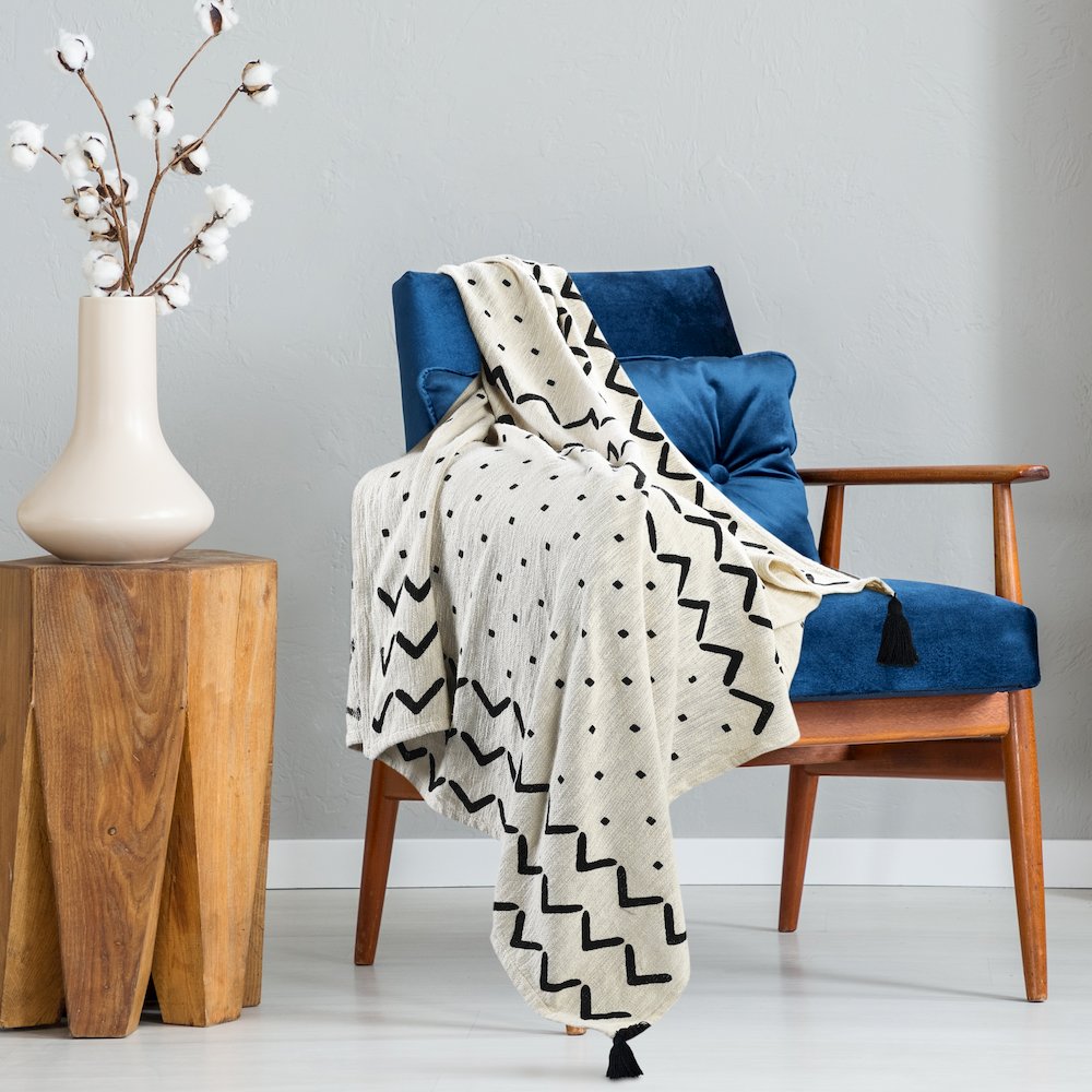 Avant-Garde Black/White Chevron/Dot Hand-Woven All-Natural Cotton Throw Blanket
