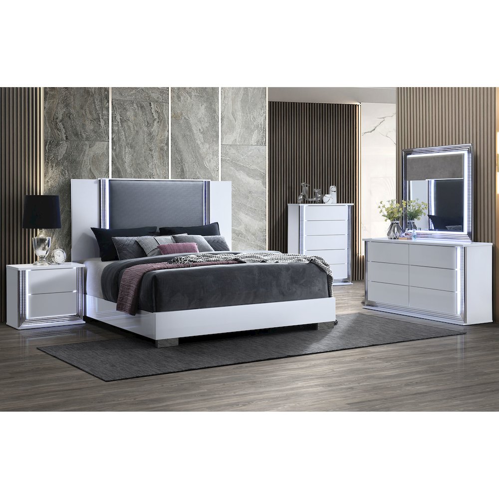 Ylime Smooth White Queen Bed Group